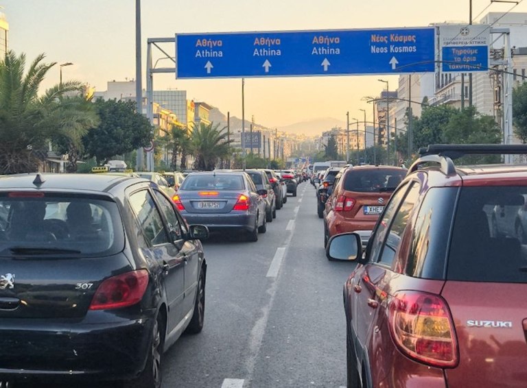 Αυξημένη η κίνηση στους δρόμους λόγω της απεργίας  Ουρές χιλιομέτρων σε Κηφισό και βασικές λεωφόρους