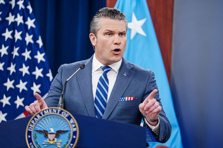 Εκκαθαρίσεις, θρησκεία, πόλεμος: Το Πεντάγωνο στη δίνη ενός αχαλίνωτου Χέγκσεθ, που κάνει πολιτιστικό πόλεμο