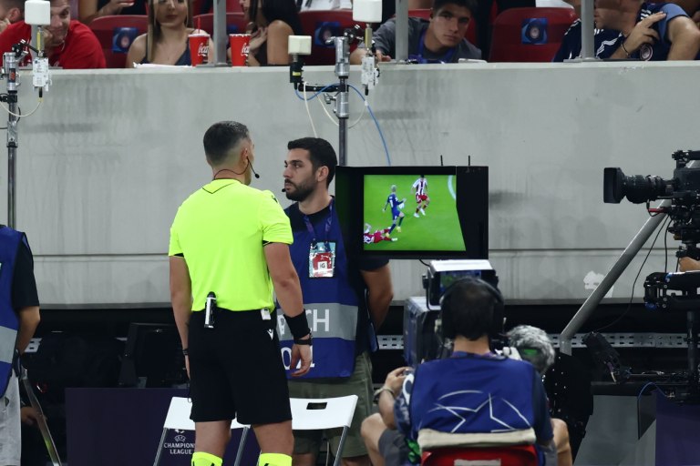 Ολο το ρεπορτάζ για το VAR στο Καραϊσκάκη: Το πρωτόκολλο δεν έχει χρονικό όριο σε περίπτωση βλάβης