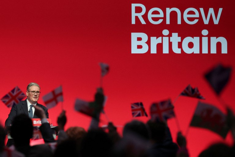 Πολιτικό εκκρεμές στη Βρετανία  Ο αμφισβητούμενος Στάρμερ, ο λαϊκισμός του Φάρατζ και ο Βασιλιάς του Βορρά