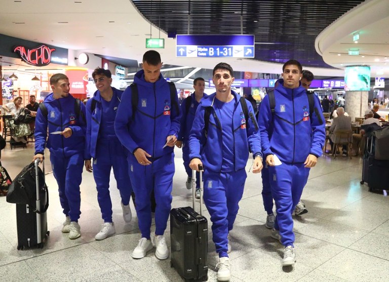 Εθνική Ελλάδας: Έφτασε στη Γλασκώβη η αποστολή, την περίμενε ο Καρέτσας (vids)