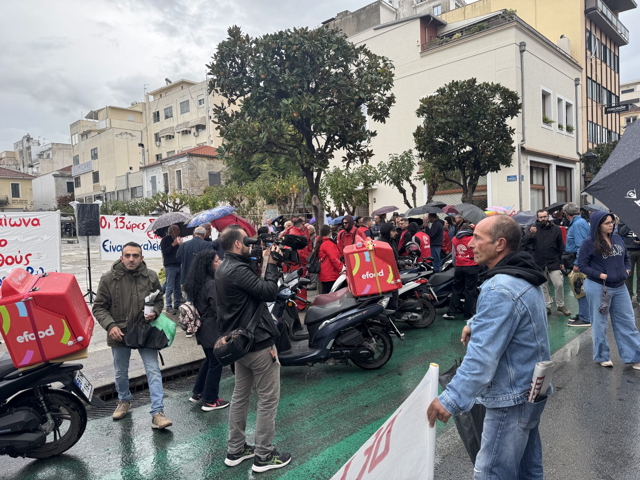 Συνέχιση του αγώνα κατά του νομοσχεδίου για τα εργασιακά ζήτησαν οι εργαζόμενοι στην πλατεία Πανεπιστημίου στο Βόλο