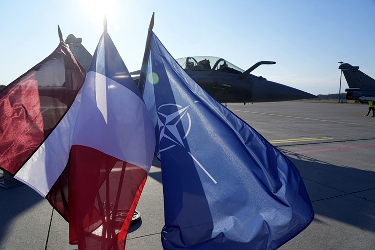 WSJ: Η Ευρώπη επιταχύνει το εφεδρικό σχέδιο για ευρωπαϊκό ΝΑΤΟ σε περίπτωση αποχώρησης των ΗΠΑ