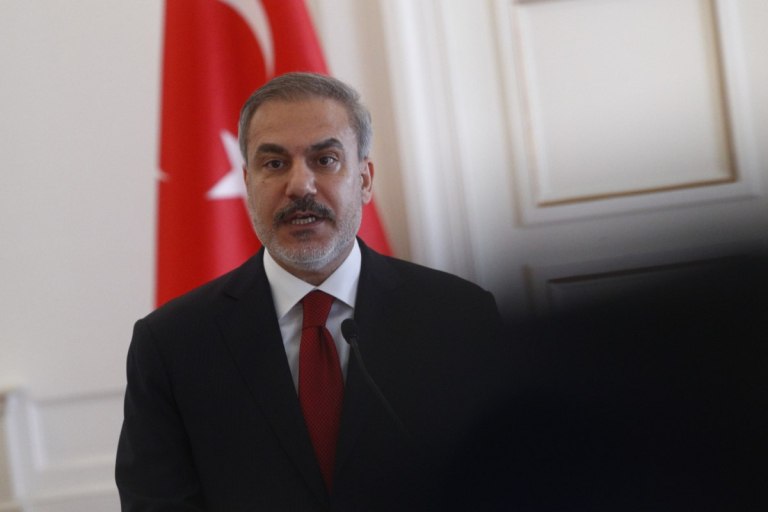 Τουρκία  Φιντάν: Περικυκλωμένη από εχθρικές συμμαχίες η Τουρκία στη Μεσόγειο