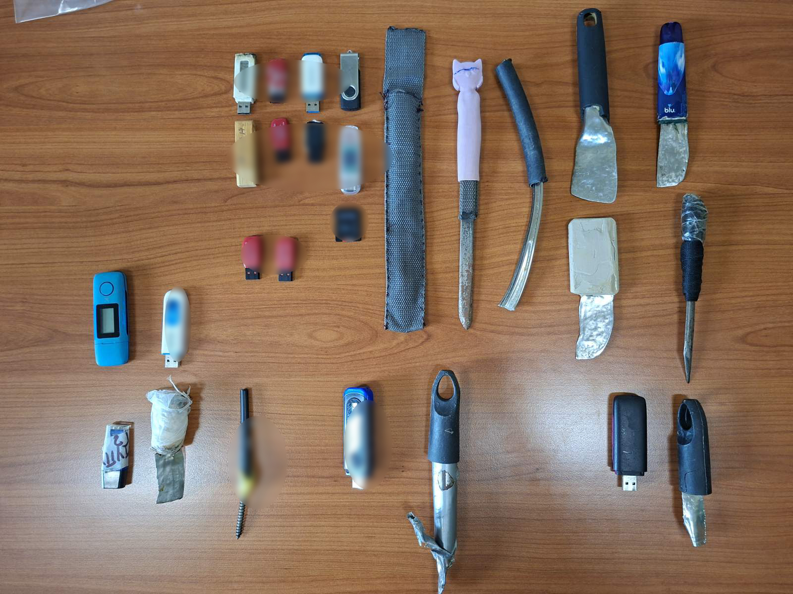 Eπιχείρηση της Αστυνομίας στις Φυλακές Τρικάλων- Εντοπίστηκαν αυτοσχέδια μαχαίρια και usb