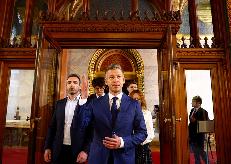 Πέτερ Μαγιάρ: Αντιμέτωπος