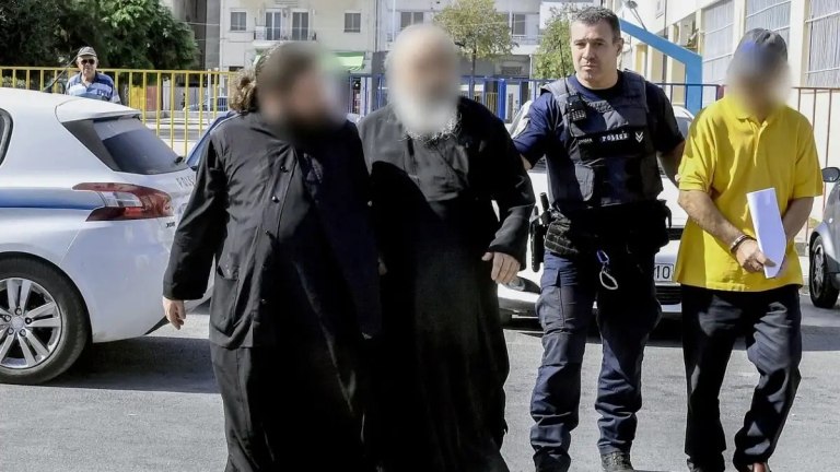 Καλάβρυτα: Στη φυλακή ο ηγούμενος και οι άλλοι πέντε συλληφθέντες για αρχαιοκαπηλία  Μαραθώνια η απολογία τους
