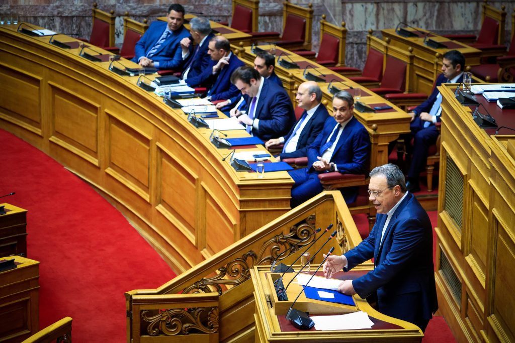 Βουλή live: Μετωπική για τον