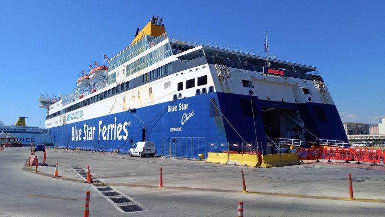 Συνελήφθησαν ο Πλοίαρχος και ο Α Μηχανικός του Blue Star Χίος μετά τον θάνατο 20χρονου ναυτικού