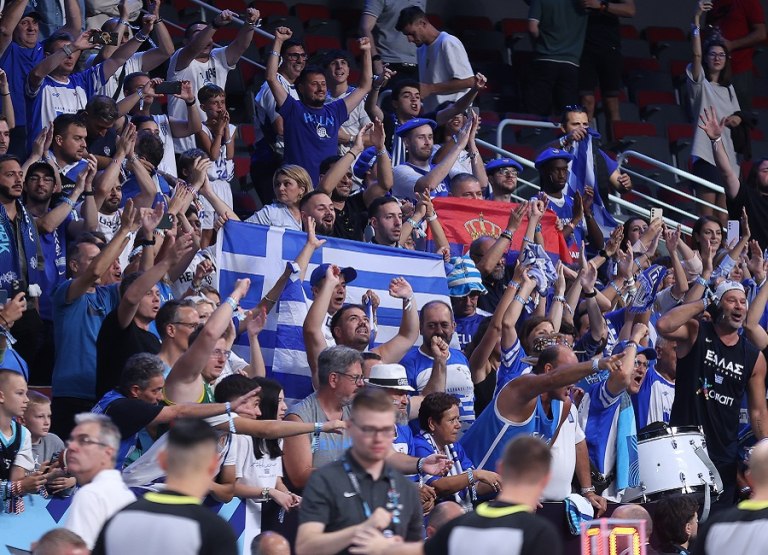 Εθνική Ελλάδας: Αποθεώθηκαν Σπανούλης και παίκτες από Έλληνες οπαδούς κατά την αναχώρηση από το ξενοδοχείο (vid)