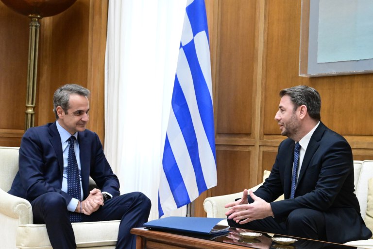 Τους πολιτικούς αρχηγούς ενημερώνει ο Μητσοτάκης  Πρώτη συνάντηση με Ανδρουλάκη  Έκτακτη συνεδρίαση του ΕΣΕΠ