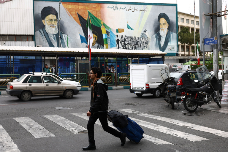 Οι Ιρανοί και ο πόλεμος  Εγκλωβισμένοι ανάμεσα σε ένα σκληρό καθεστώς και τις βόμβες ΗΠΑ και Ισραήλ