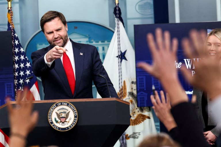 ΗΠΑ: Ο αντιπρόεδρος Βανς αποκαλεί γελοία τα αιτήματα των Δημοκρατικών για να συνεχιστεί η χρηματοδότηση [βίντεο]