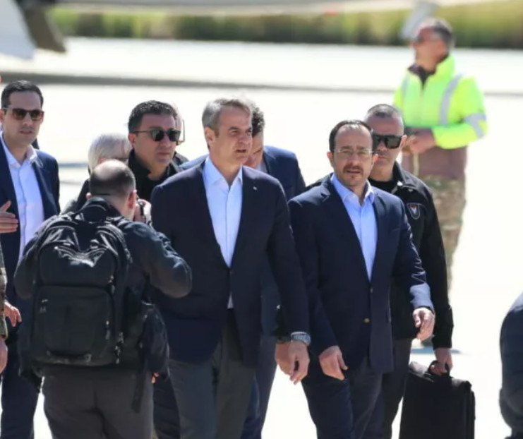 Στην Κύπρο ο Μητσοτάκης: Συνάντηση με Μακρόν και Χριστοδουλίδη