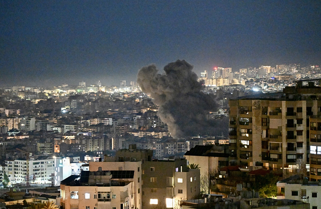 Το Ισραήλ σφυροκοπεί προπύργιο της Χεζμπολάχ στη Βηρυτό