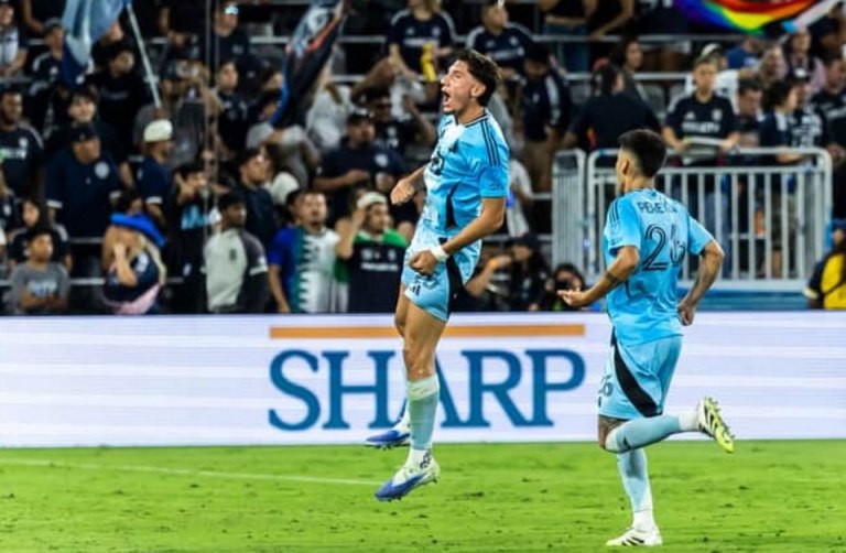 Ο Τριάντης έπαθε Μπέκαμ: Απίθανο γκολ πίσω από το κέντρο για τον Έλληνα χαφ (vids)