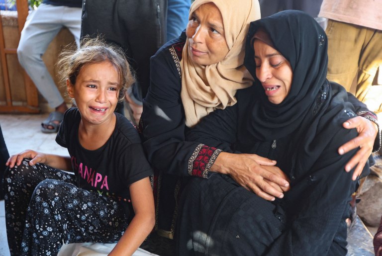 Γάζα: Πυρετώδεις προετοιμασίες για τις διαπραγματεύσεις όσο το Ισραήλ βομβαρδίζει τις ασφαλείς ζώνες