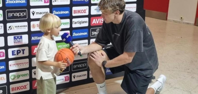 Τρομερή στιγμή: Ο γιος του Κουζμίνσκας πήρε συνέντευξη από τον πατέρα του (vid)