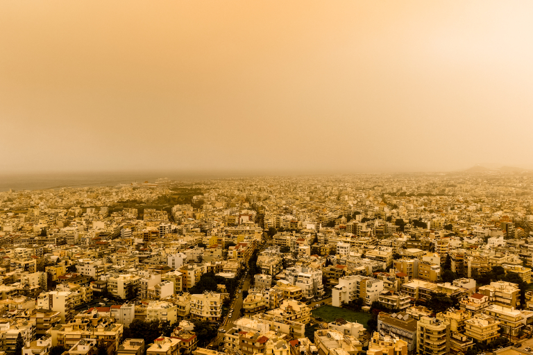 Απόκοσμες εικόνες από την Κρήτη: Βάφτηκε πορτοκαλί το νησί λόγω αφρικανικής σκόνης