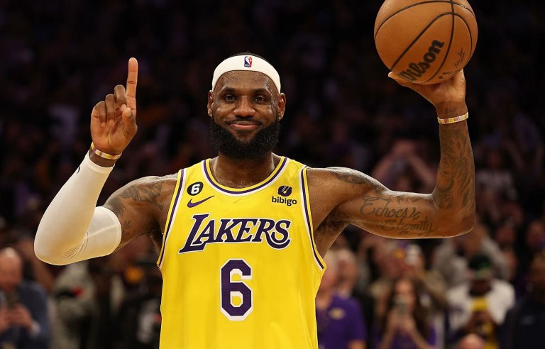 Ο Βασιλιάς προελαύνει: Ο Λεμπρόν Τζέιμς συνεχίζει να σαρώνει τα ρεκόρ στο NBA! (vid)