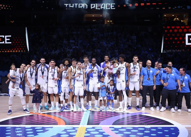 Φοβερές στιγμές στην απονομή της χάλκινης Εθνικής ομάδας  Δείτε εικόνες