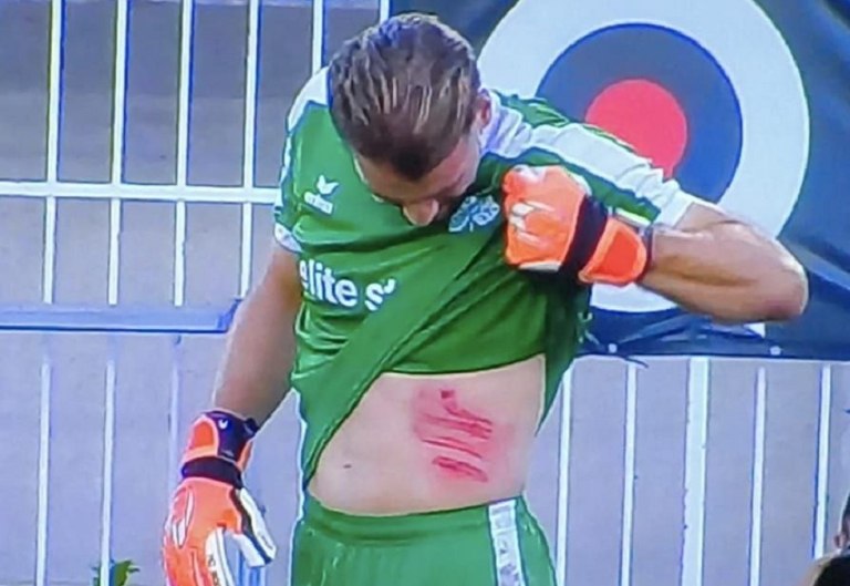 Κι όμως, ο διαιτητής δεν απέβαλε τον Πιερό μετά από αυτή τη φάση (vid)