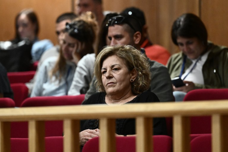 Υποστηρικτής της Χρυσής Αυγής προπηλάκισε τη Μάγδα Φύσσα στο δικαστήριο