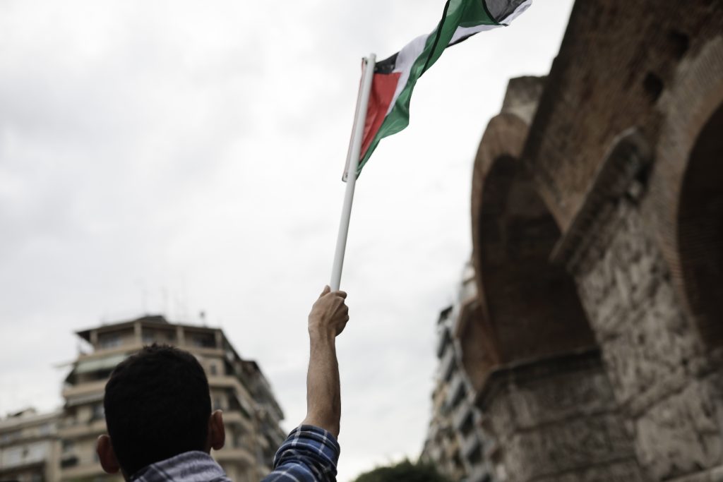 Ιταλία: Φιλοπαλαιστίνιοι φοιτητές διακόπτουν μάθημα στην Πίζα  Καθηγητής απολύθηκε στο Τορίνο για υποστήριξη στο Ισραήλ