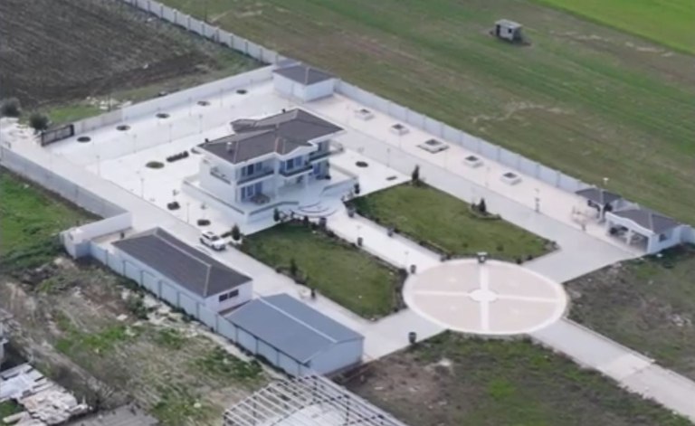 Λάρισα: Στη φυλακή τέσσερα άτομα για την απάτη με τις χρυσές λίρες  Το ελικοδρόμιο και η εξαγορά ψήφων