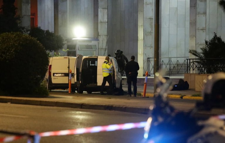 Με δύο χειροβομβίδες απειλούσε να επιτεθεί στη ΓΑΔΑ ο 48χρονος από το Σουδάν  Η ανακοίνωση της ΕΛ.ΑΣ.