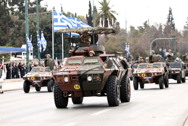 Φούσκωσε ο λαός από εθνική υπερηφάνεια στη δικαστική αίθουσα των Τεμπών, στο σκάνδαλο των υποκλοπών, τι να του πει η παρέλαση των εξοπλισμών