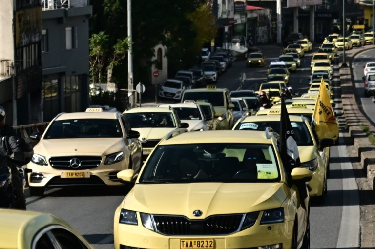 Απεργία ταξί: Στους δρόμους για 4η ημέρα  Συγκέντρωση στο ΣΑΤΑ και πλάνα για νέες κινητοποιήσεις