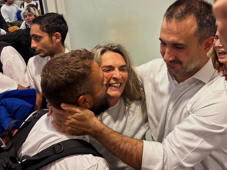 Χαρίτσης για επιστροφή 27 Ελλήνων από το Ισραήλ: Συγκίνηση και περηφάνια  Έσωσαν την τιμή της χώρας