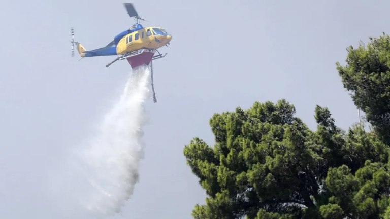 Φωτιά σε δασική έκταση στο Εξαμίλι στη Θεσσαλονίκη  Κινητοποιήθηκαν και δύο ελικόπτερα