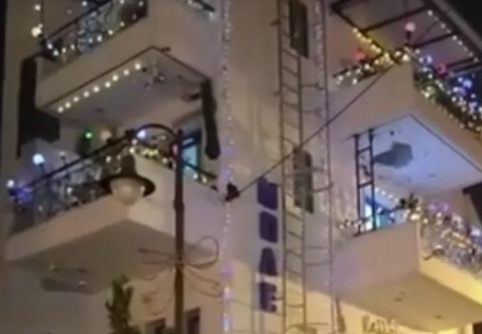 Θεσσαλονίκη: Στόλισαν ήδη πολυκατοικία για τα Χριστούγεννα