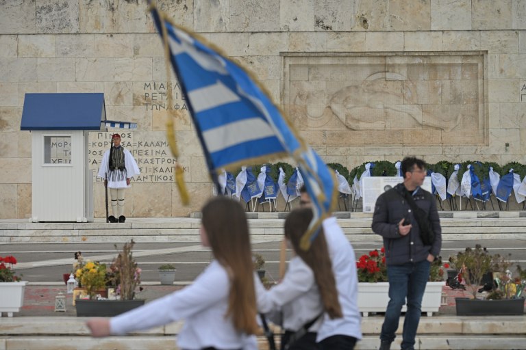 25η Μαρτίου: Σε εξέλιξη η μαθητική παρέλαση στο κέντρο της Αθήνας