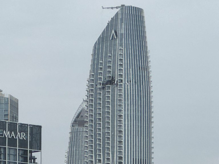 Drone χτύπησε πολυώροφο κτίριο στο Ντουμπάι  Μεγάλη τρύπα στην πρόσοψη από την έκρηξη