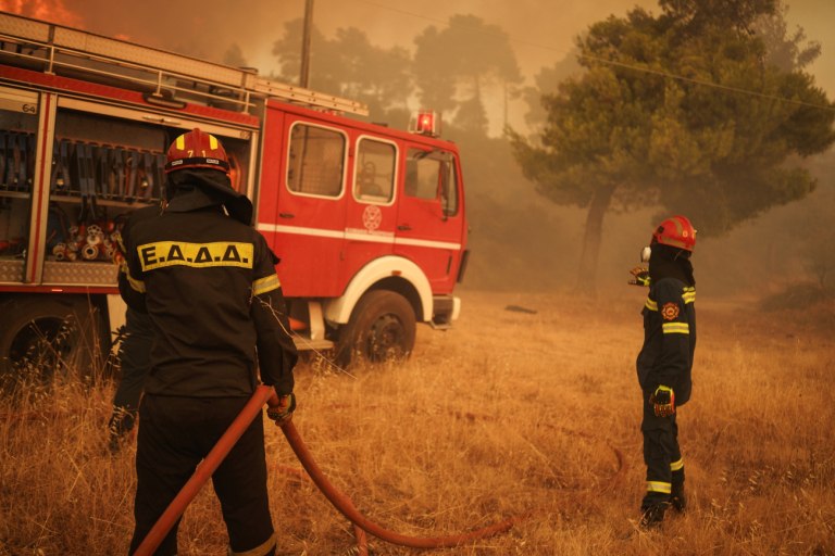 Μαγνησία: Φωτιά στους Αγίους Θεοδώρους  Εκκενώθηκε σχολείο  Σηκώθηκαν τέσσερα εναέρια
