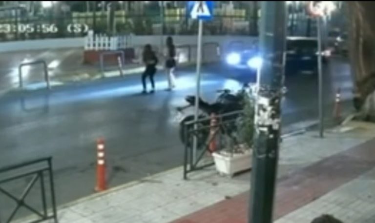 Βίντεο από το τροχαίο με εγκατάλειψη στα Καμίνια  Θύμα μια 16χρονη κοπέλα