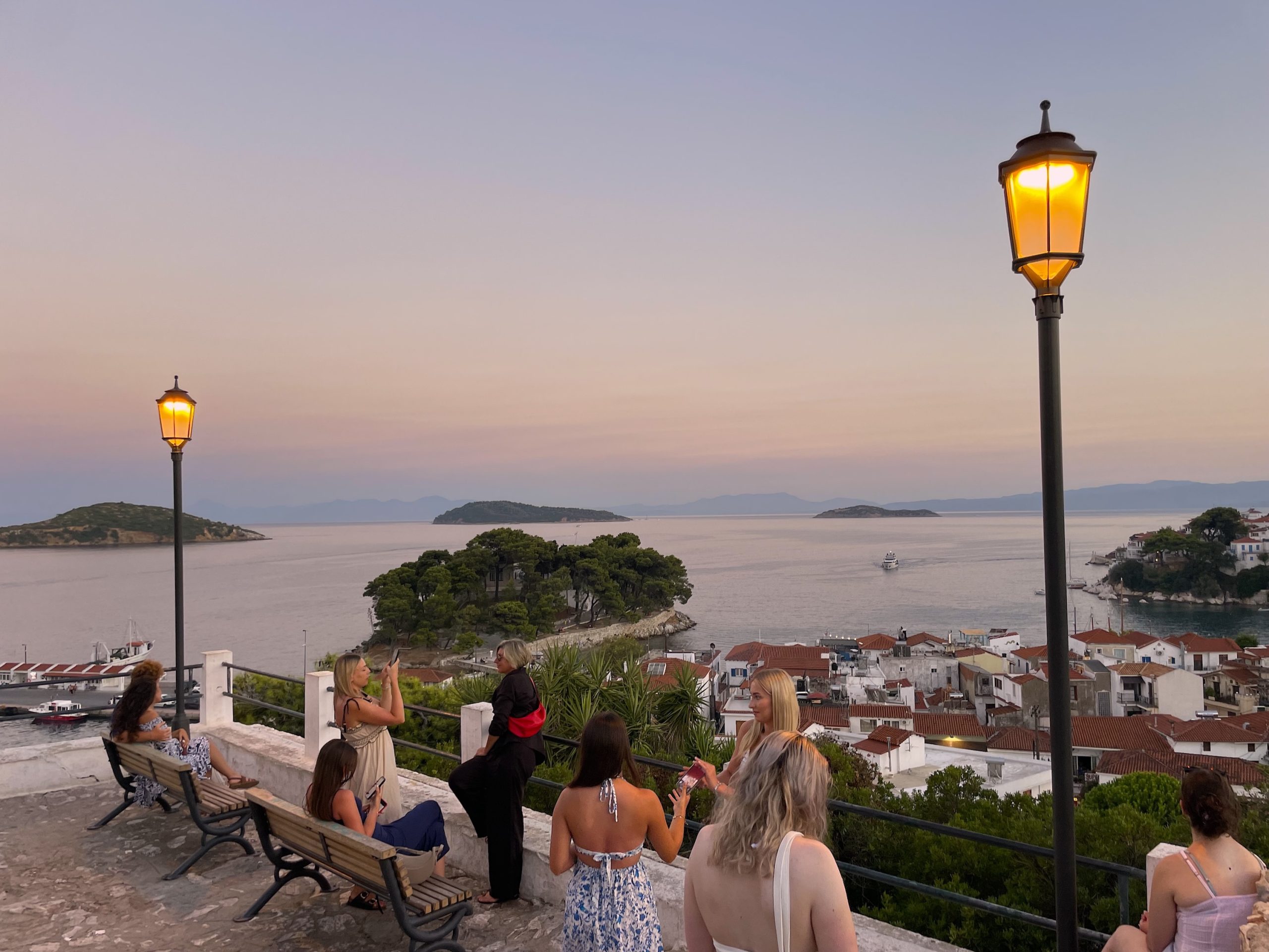 Σχεδιασμός φωτισμού εκκλησιών και μονοπατιών στη Σκιάθο από την Ελευθερία Ντεκώ