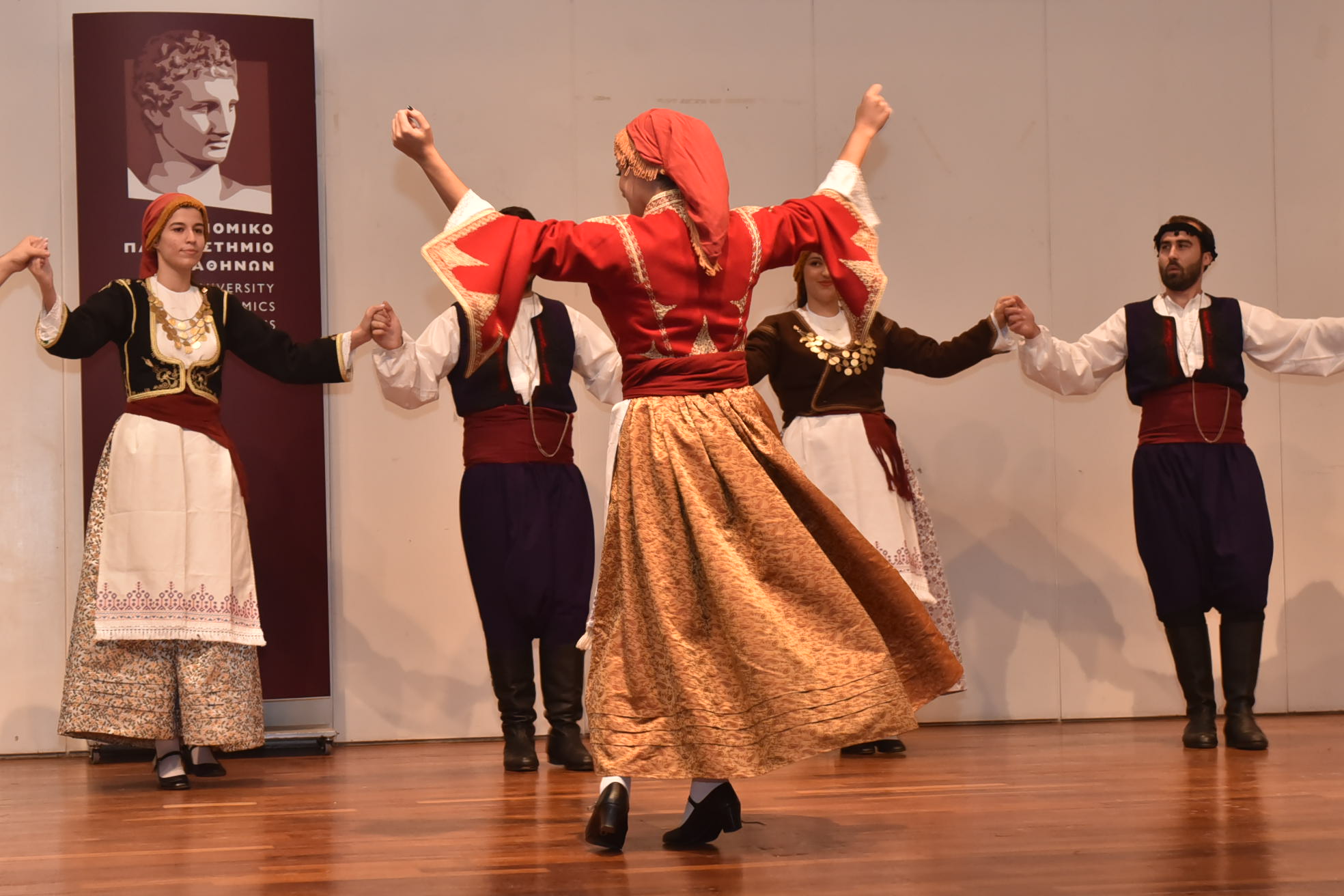 Τρίκαλα: Αρχίζουν τα μαθήματα παραδοσιακών χορών στα τμήματα του Δήμου