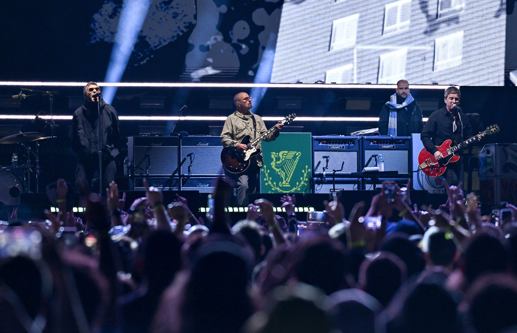 Oasis: Ο κιθαρίστας Paul Arthurs αποχωρεί προσωρινά από την περιοδεία επανένωσης για λόγους υγείας