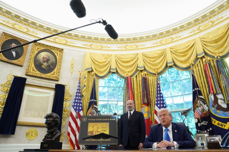 ΗΠΑ: Η χρέωση για τη βίζα εργασίας H-1B  θα ισχύει μόνο για τις νέες αιτήσεις, διευκρινίζει ο Λευκός Οίκος