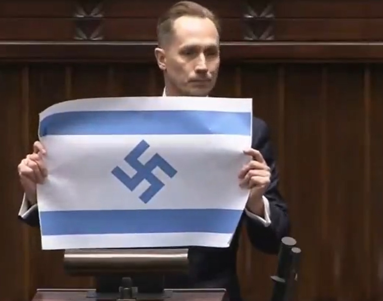 Ακροδεξιός βουλευτής της Πολωνίας σήκωσε σημαία του Ισραήλ με σβάστικα στη Βουλή