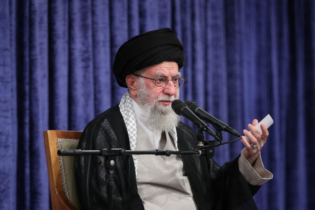 Χαμενεΐ: Η Χεζμπολάχ στέκεται όρθια  Η Τεχεράνη δεν θα υποχωρήσει στο ζήτημα για τον μη εμπλουτισμό ουρανίου