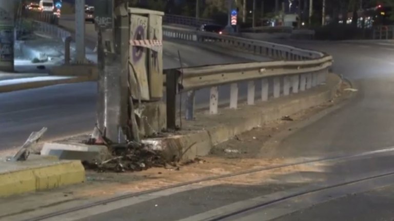 Πειραιάς: Σφοδρή πρόσκρουση αυτοκινήτου σε κολώνα  40χρονος νεκρός και 33χρονη διασωληνωμένη