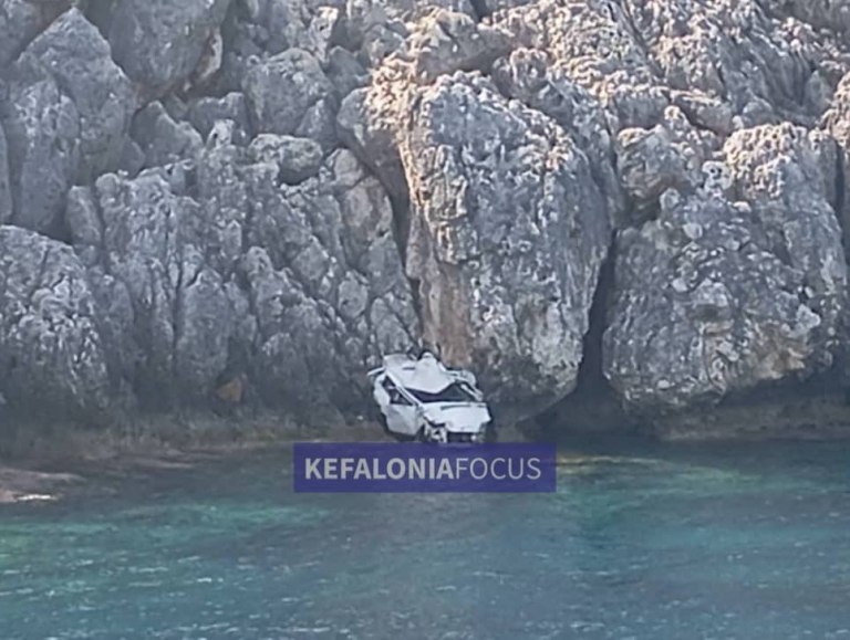 Κεφαλονιά: Νεκρός 23χρονος σε τροχαίο  Σοκάρουν οι εικόνες με το ΙΧ στον γκρεμό