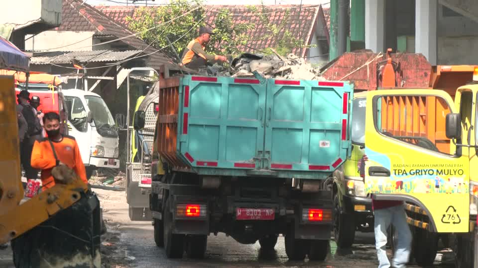 Ινδονησία: Στους 37 οι νεκροί από την κατάρρευση ισλαμικού οικοτροφείου  Στους 26 οι αγνοούμενοι