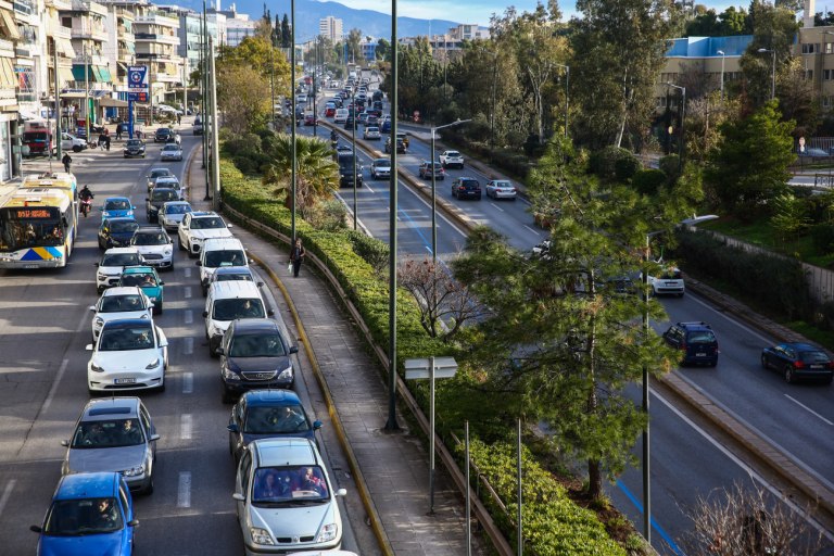 Στο κόκκινο η Αλίμου-Κατεχάκη λόγω τροχαίου  Πού αλλού υπάρχουν προβλήματα
