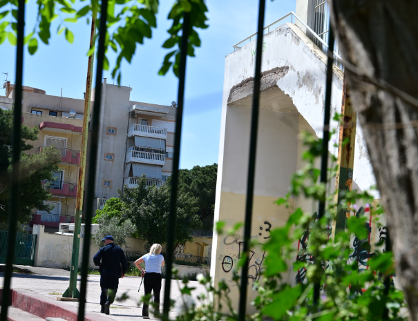 Κρίσιμες οι επόμενες ημέρες για την 13χρονη που έπεσε από μπαλκόνι σχολείου στο Χαϊδάρι  Παραμένει διασωληνωμένη στη ΜΕΘ